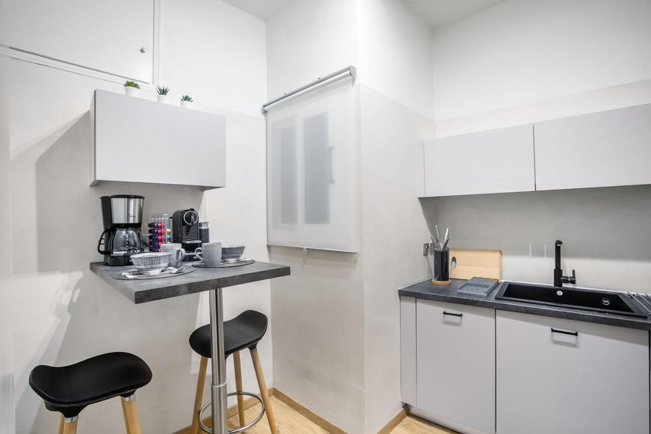 Modern Flat In The Grounds Of Acropolis Monuments -Armonia- Apartment Athena Bagian luar foto